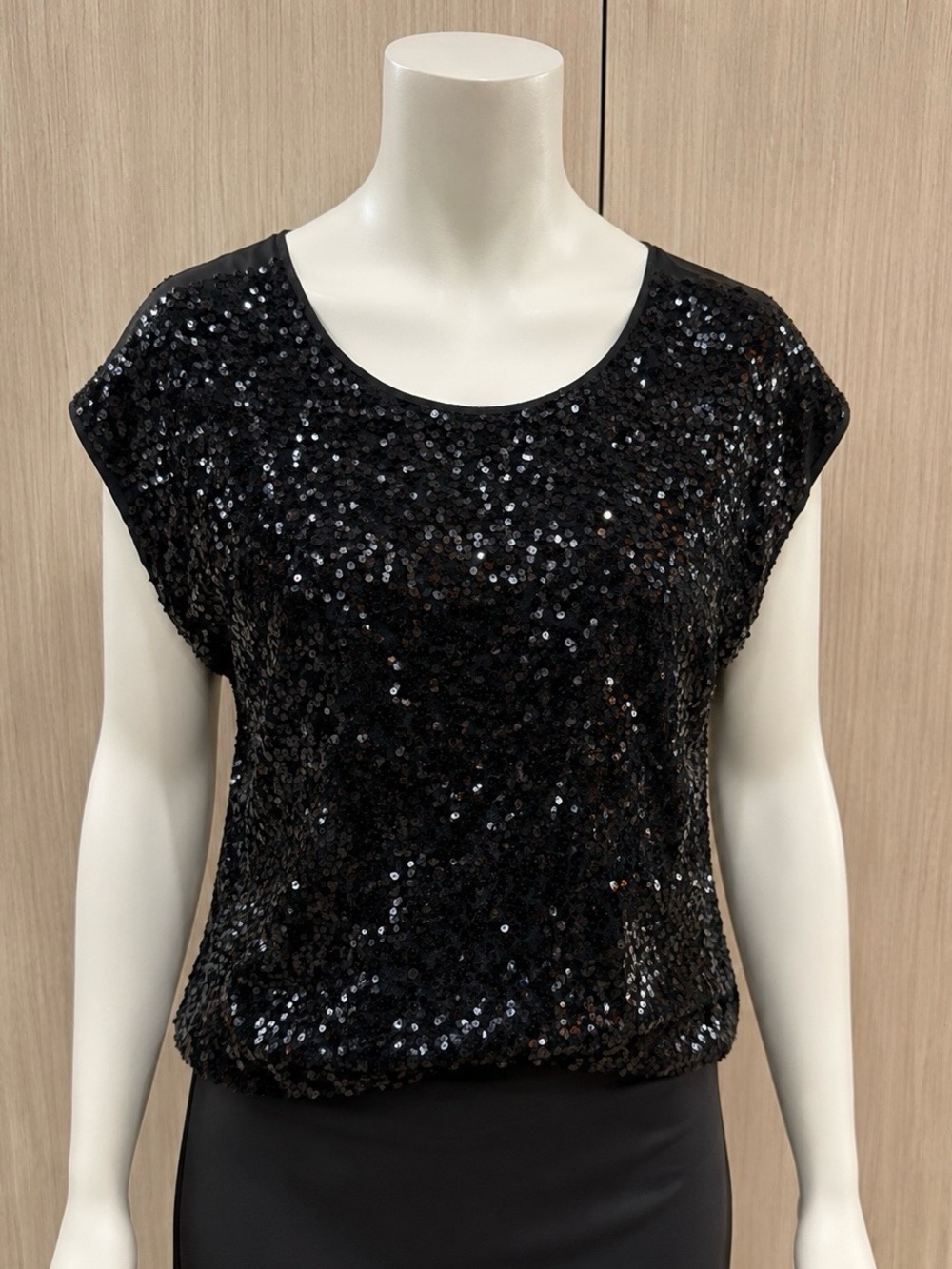 Women's M Black Solid Sequin Accents Round Neck Short Sleeve Pullover Blouse